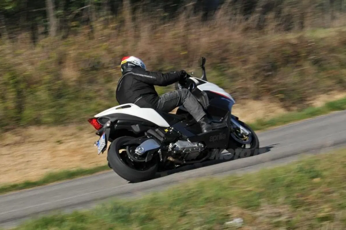 Aprilia SRV 850   (8)