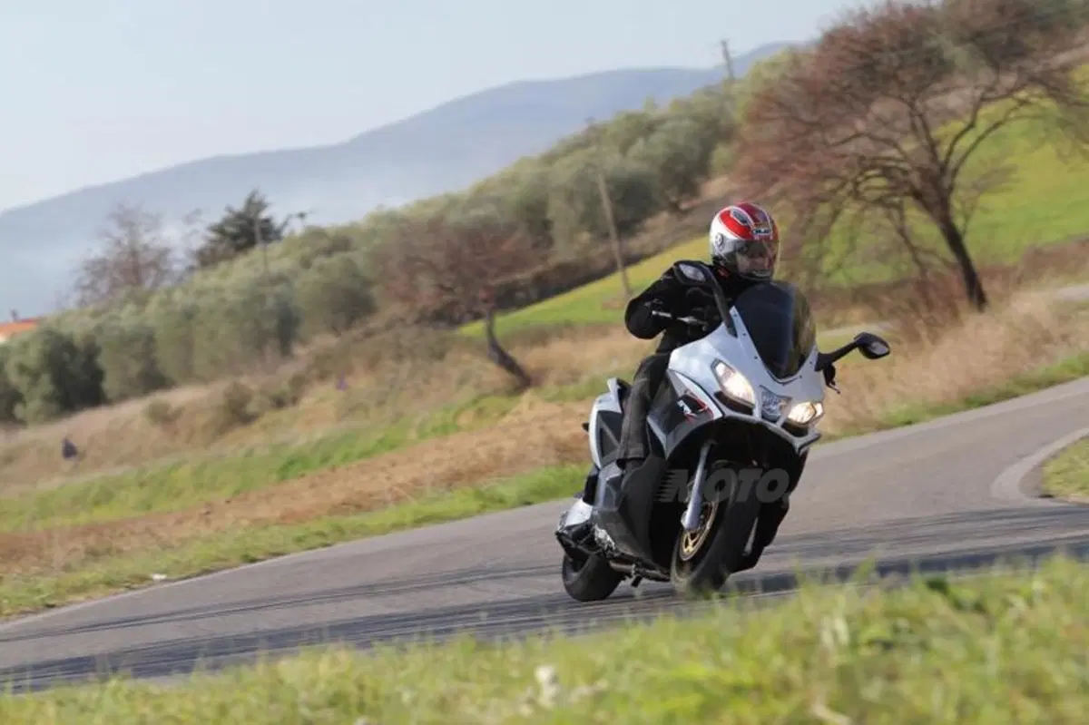 Aprilia SRV 850   (9)