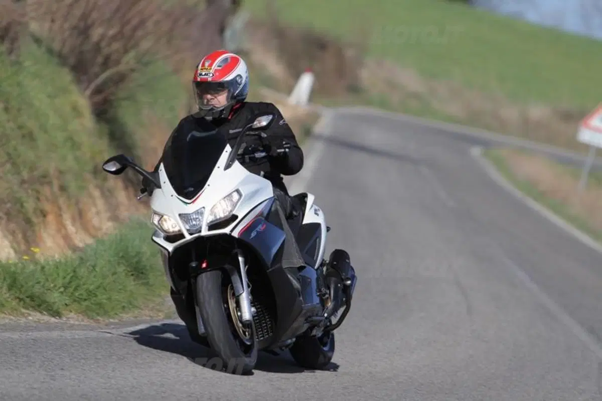 Aprilia SRV 850   (10)