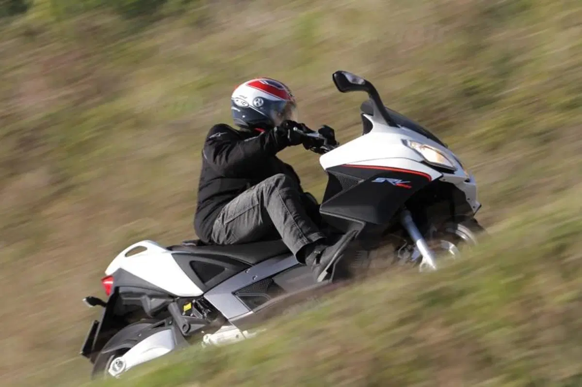 Aprilia SRV 850   (11)