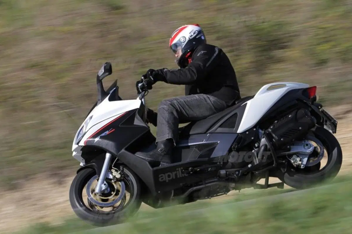 Aprilia SRV 850   (12)
