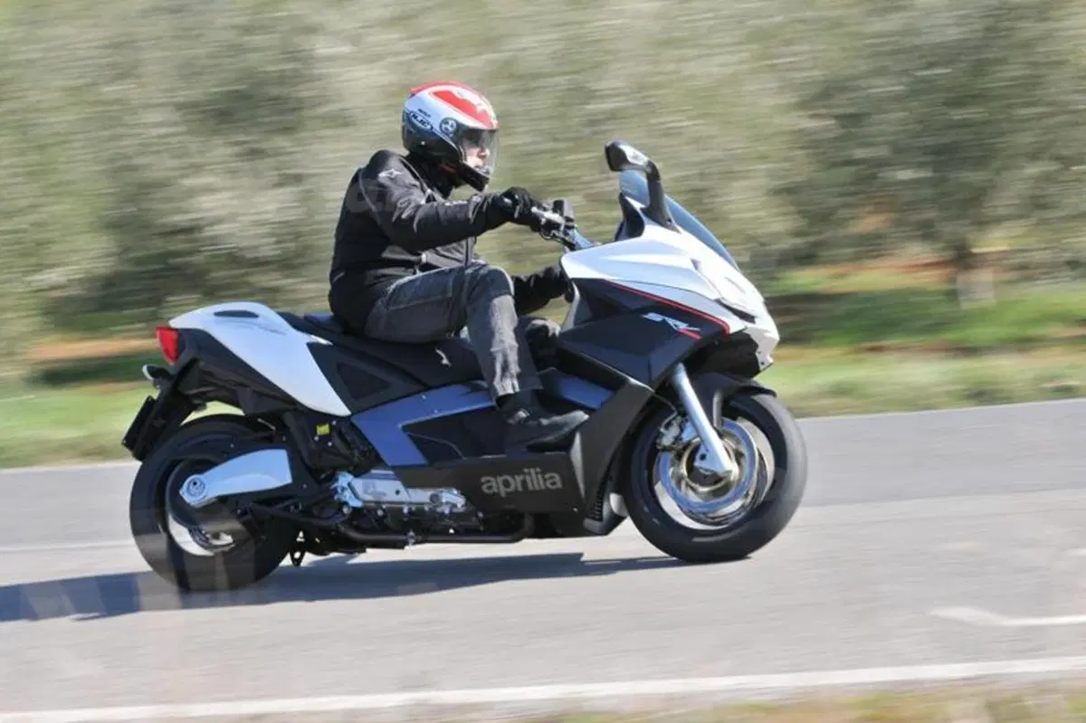 Aprilia SRV 850   (15)