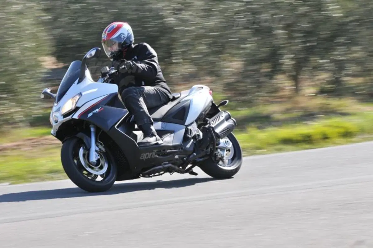 Aprilia SRV 850   (16)