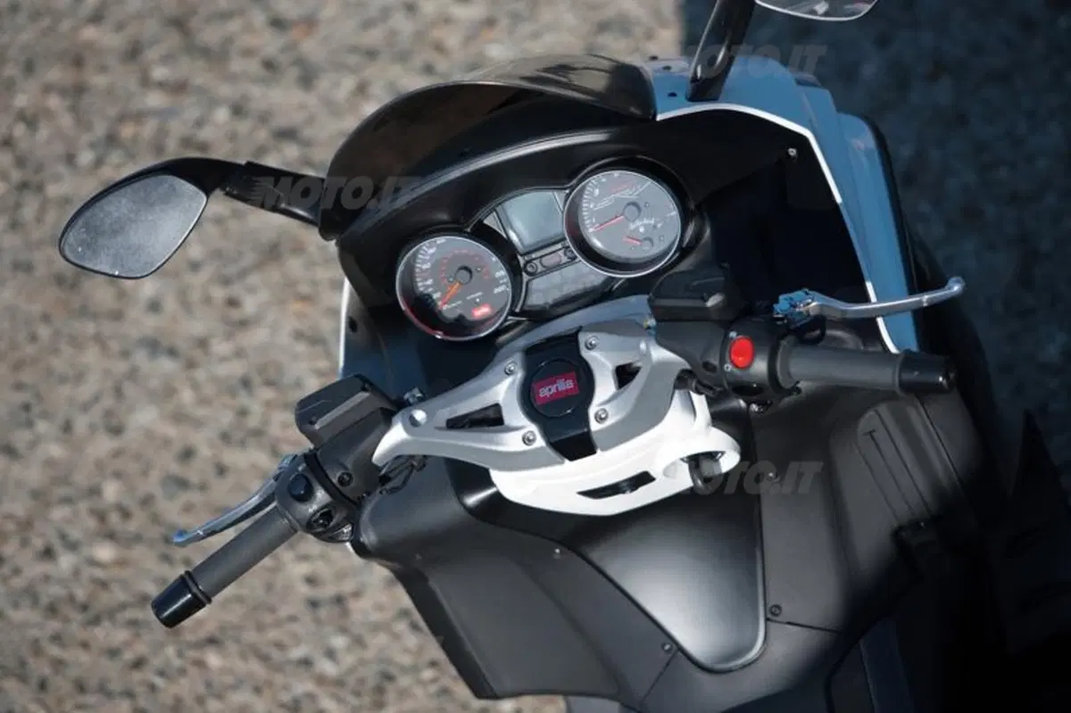 Aprilia SRV 850   (25)