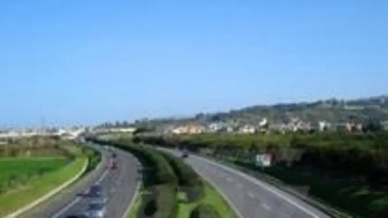Giovani in autostrada con il foglio rosa 
