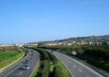 Giovani in autostrada con il foglio rosa 