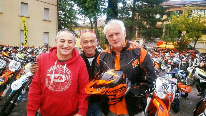 Il nostro Perfetto in mezzo a due campioni: Gio Sala (6 mondiali vinti nell'Enduro) e Claudio Terruzzi (pilota ufficiale Honda HRC alla Dakar)