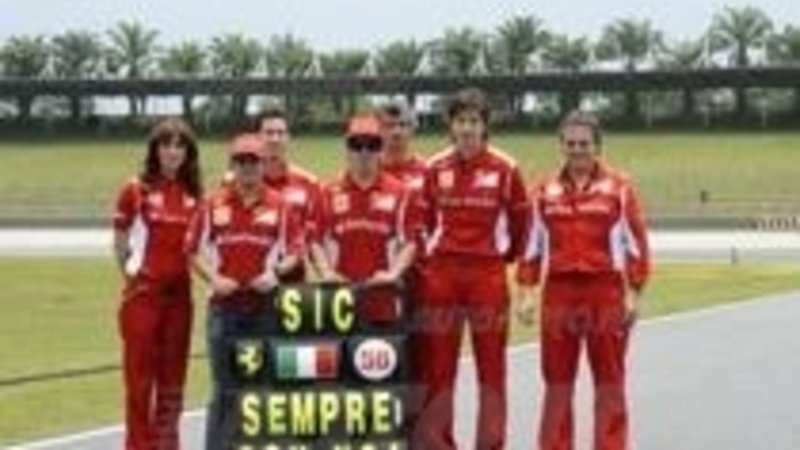 Il Team Ferrari ricorda Simoncelli alla curva 11 di Sepang 