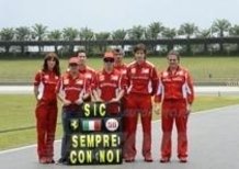 Il Team Ferrari ricorda Simoncelli alla curva 11 di Sepang 