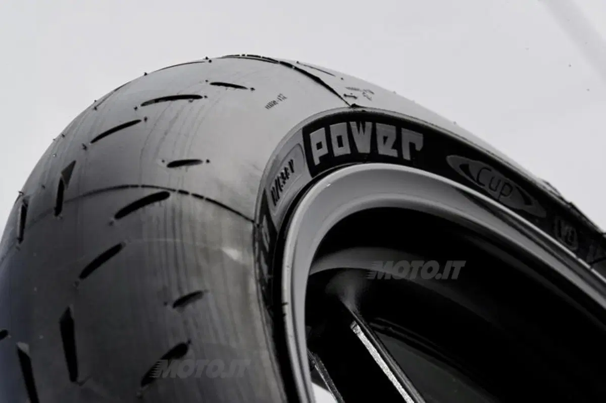 Test pneumatici. Michelin Power Cup (16)