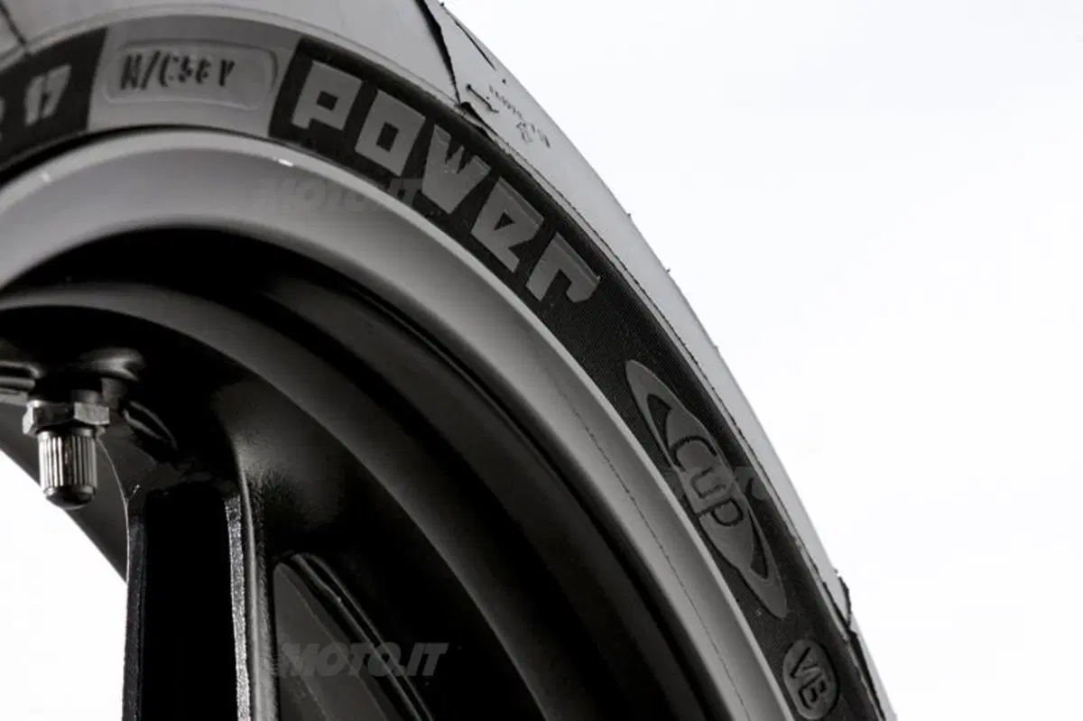 Test pneumatici. Michelin Power Cup (17)