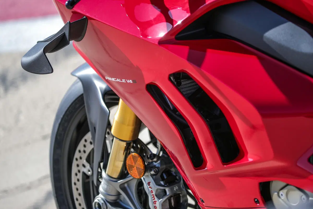 Ducati Panigale V4 S 2020 Modifiche (2)