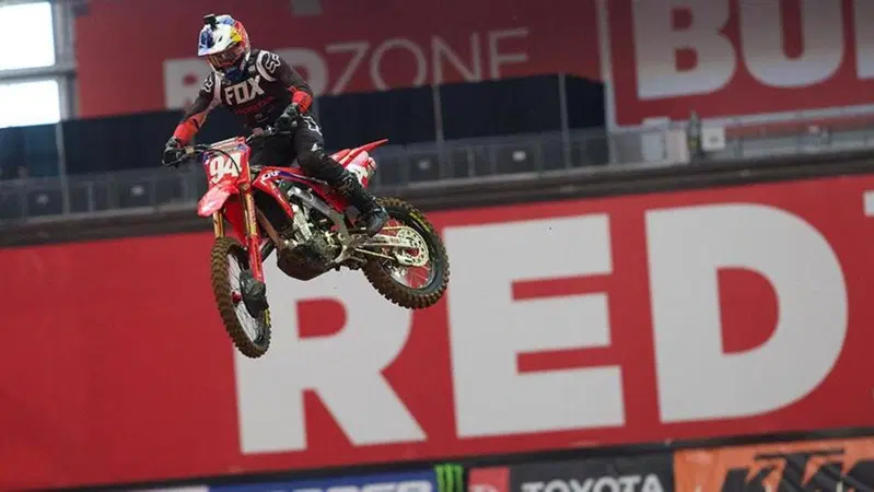 Supercross 2020. Ken Roczen e Austin Forkner vincono la 'Triple Crown' di Glendale