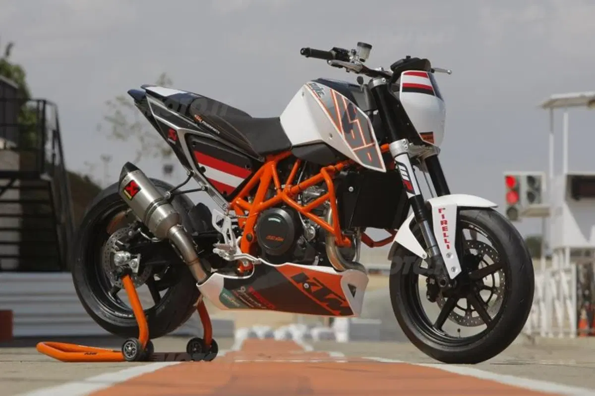 KTM 690 Duke in versione speciale Track (2)