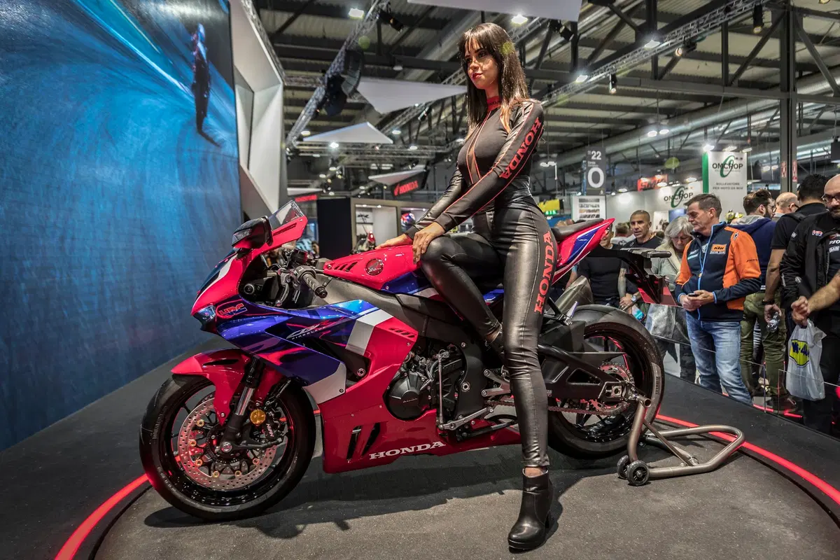 Nuova Honda CBR 1000RR-R Fireblade SP a EICMA 2019: dati, foto e video (2)