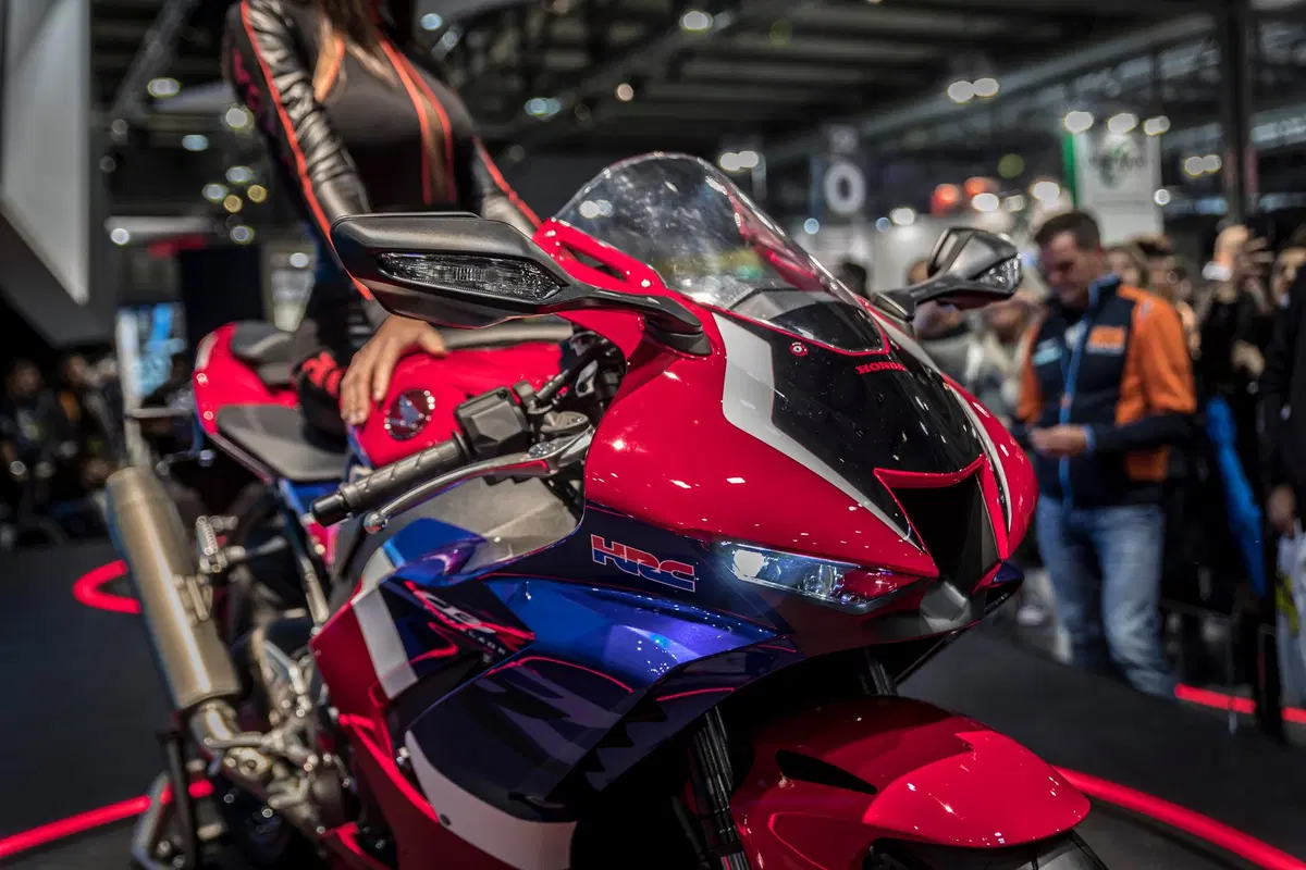 Nuova Honda CBR 1000RR-R Fireblade SP a EICMA 2019: dati, foto e video (17)