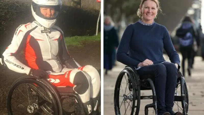 La maratona di Londra, in sedia a rotelle, con casco e tuta di pelle