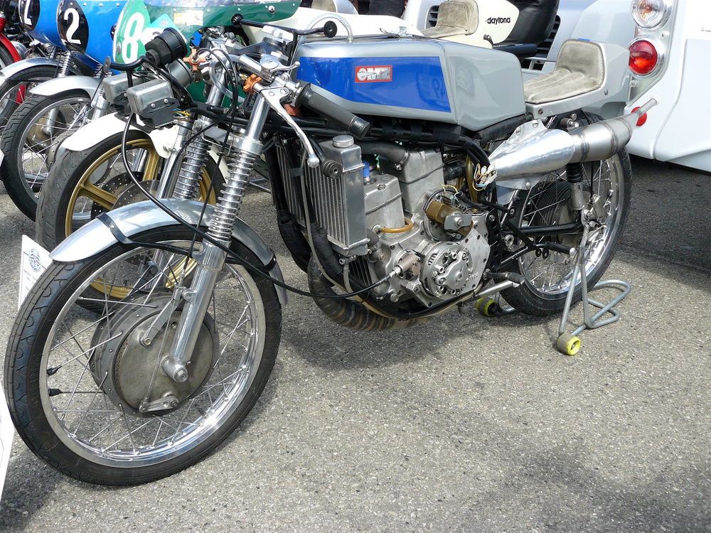 Nel 1969 la MZ ha proposto per prima l’architettura in tandem per le bicilindriche a disco rotante, ripresa anni dopo da Kawasaki e Rotax. In questa 125, che pare erogasse oltre 32 CV, i due alberi a gomito ruotano nello stesso verso e sono in presa con un albero ausiliario, alla cui estremità è montata la frizione