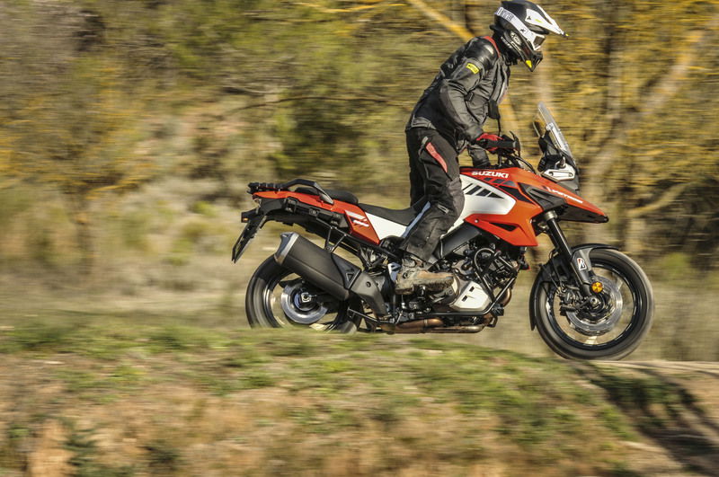 Suzuki V-Strom 1050XT TEST: look anni 80, prestazioni moderne!