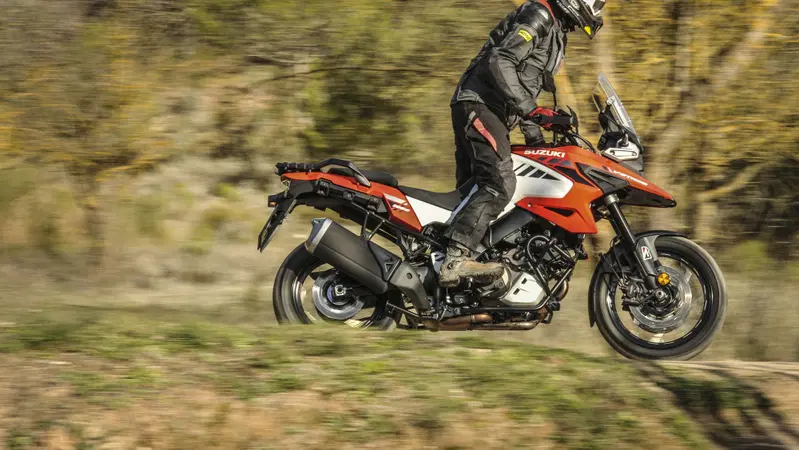 Suzuki V-Strom 1050XT TEST: look anni 80, prestazioni moderne!