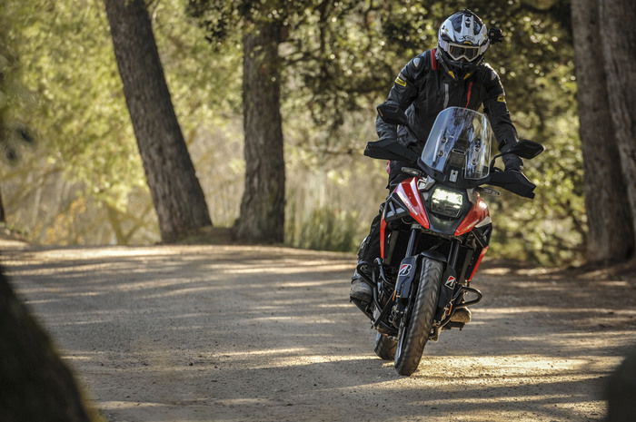 La V-Strom è stretta tra le gambe e si guida bene anche in piedi. Va bene nel fuoristrada semplice, ma non gradisce sassi e pietre