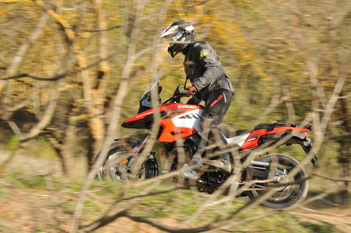 Suzuki V-Strom 1050XT TEST: design anni 80 con l'elettronica di oggi (9)