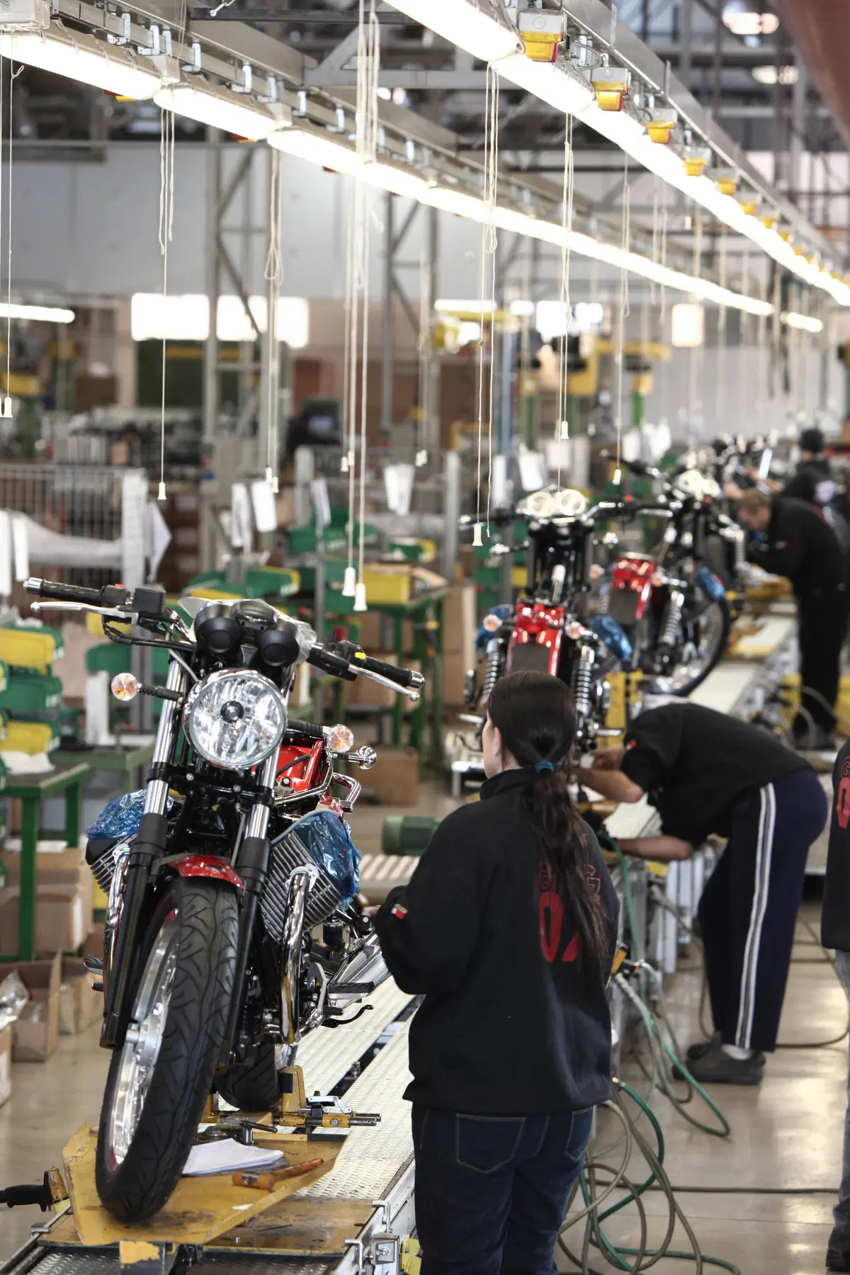 Nuove Moto Guzzi V7: in catena a Mandello (2)