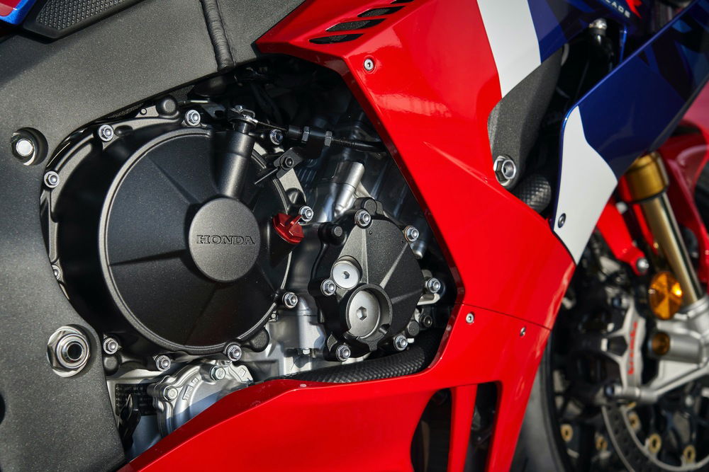 Raffinatissime le finiture superficiali dei carter motore della CBR 1000RR-R