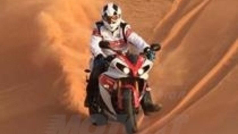Peterhansel con la Yamaha R1 in pista...di sabbia! 