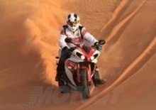 Peterhansel con la Yamaha R1 in pista...di sabbia! 