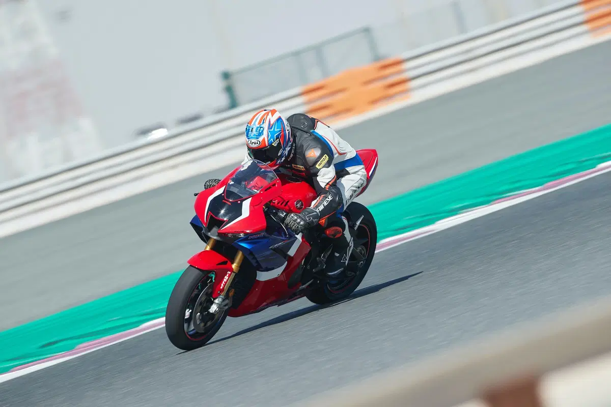 Honda CBR 1000RR R Fireblade SP. R come Racing (2)