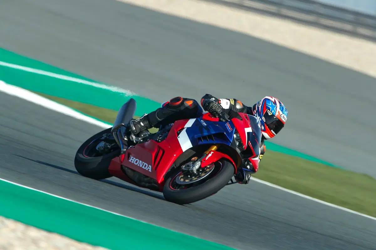 Honda CBR 1000RR R Fireblade SP. R come Racing (7)