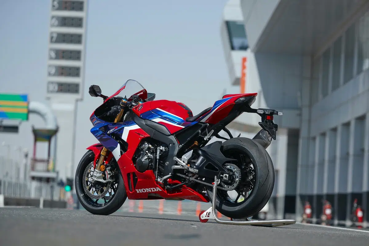 Honda CBR 1000RR R Fireblade SP. R come Racing (10)