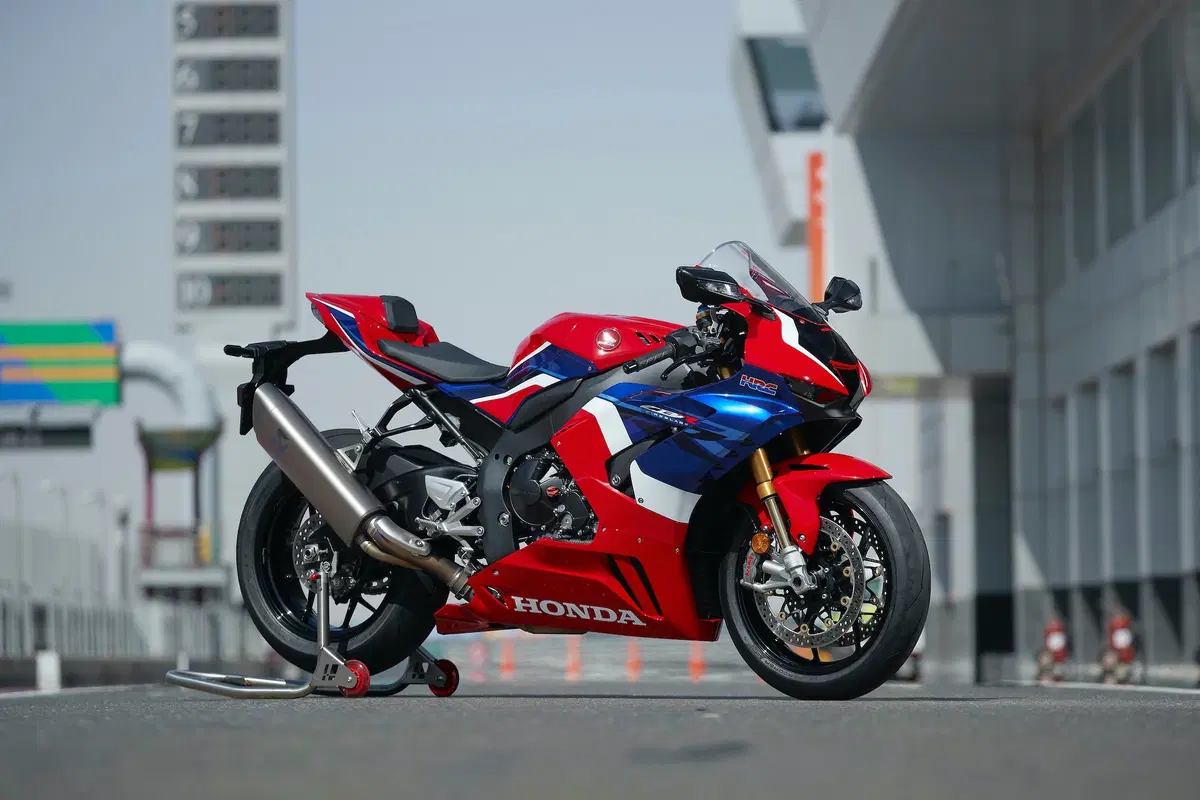 Honda CBR 1000RR R Fireblade SP. R come Racing (11)