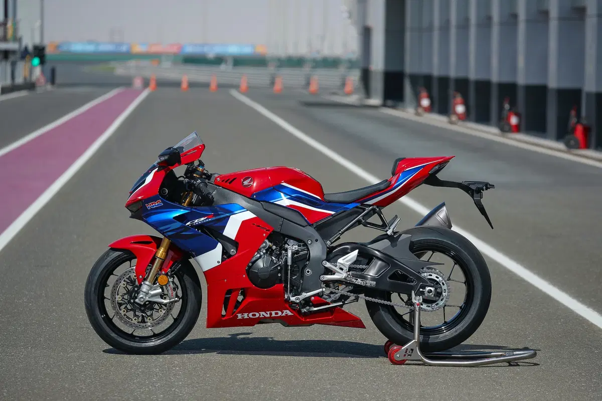 Honda CBR 1000RR R Fireblade SP. R come Racing (18)