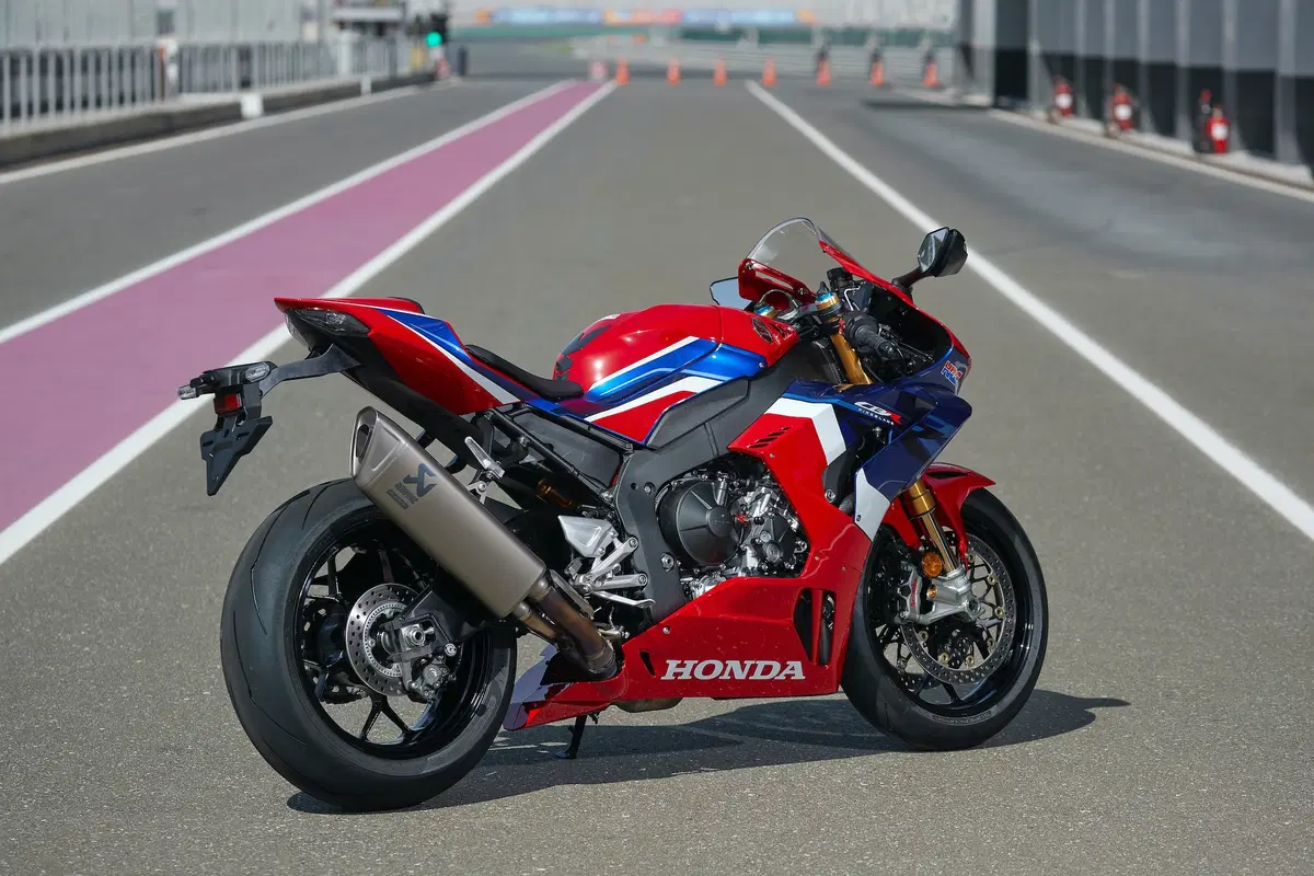 Honda CBR 1000RR R Fireblade SP. R come Racing (21)