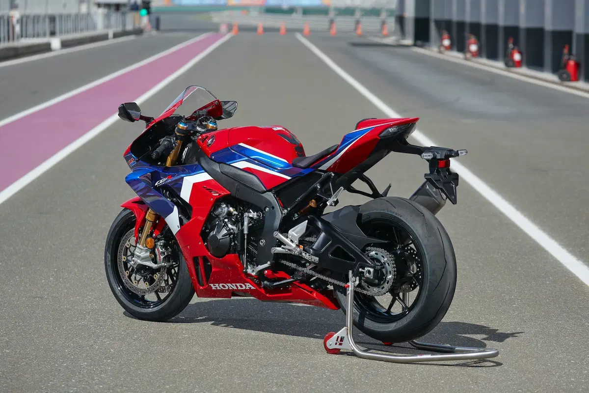 Honda CBR 1000RR R Fireblade SP. R come Racing (23)
