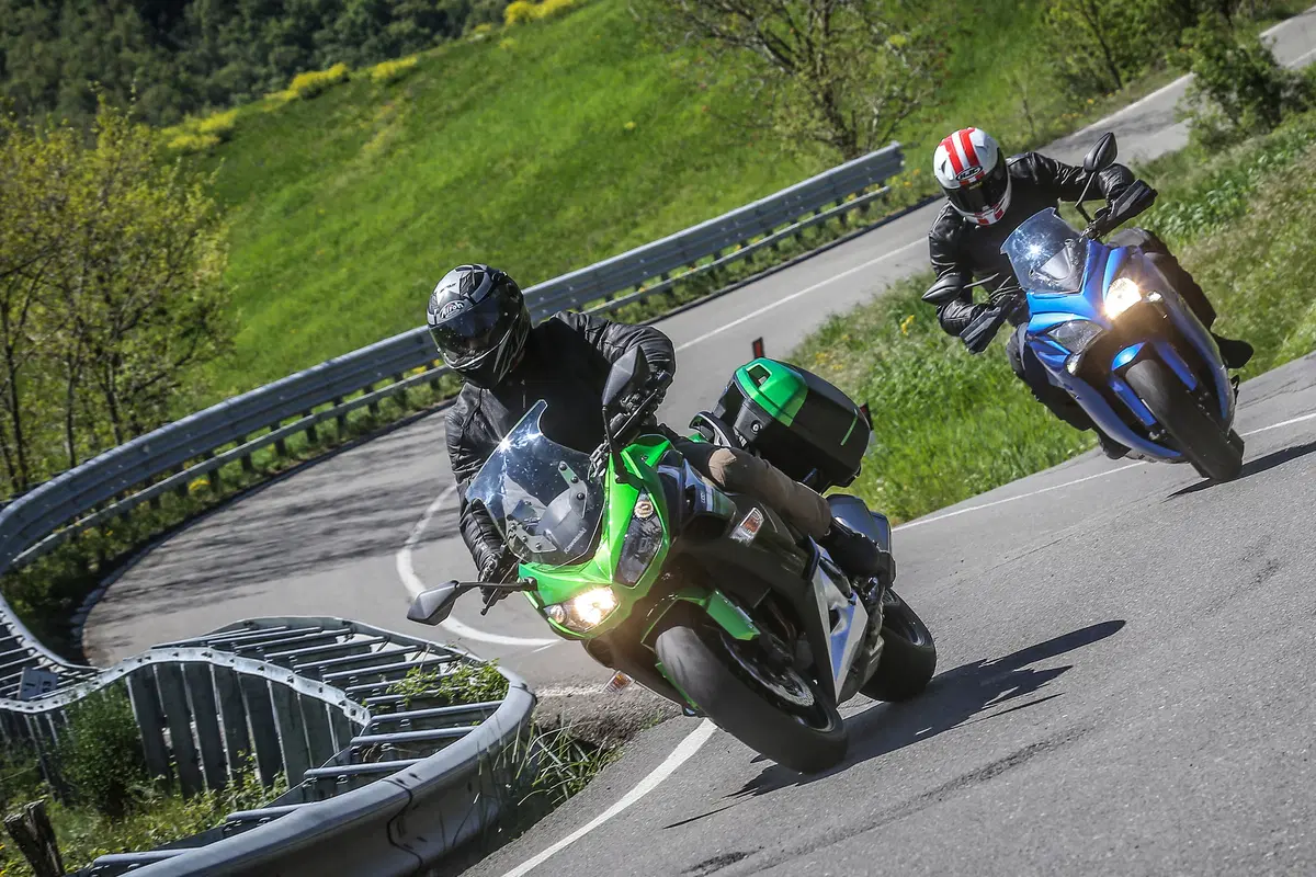 Kawasaki Z1000SX vs. Suzuki GSX-S1000 F (4)