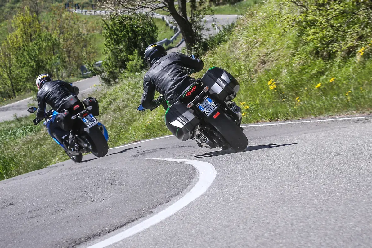 Kawasaki Z1000SX vs. Suzuki GSX-S1000 F (8)