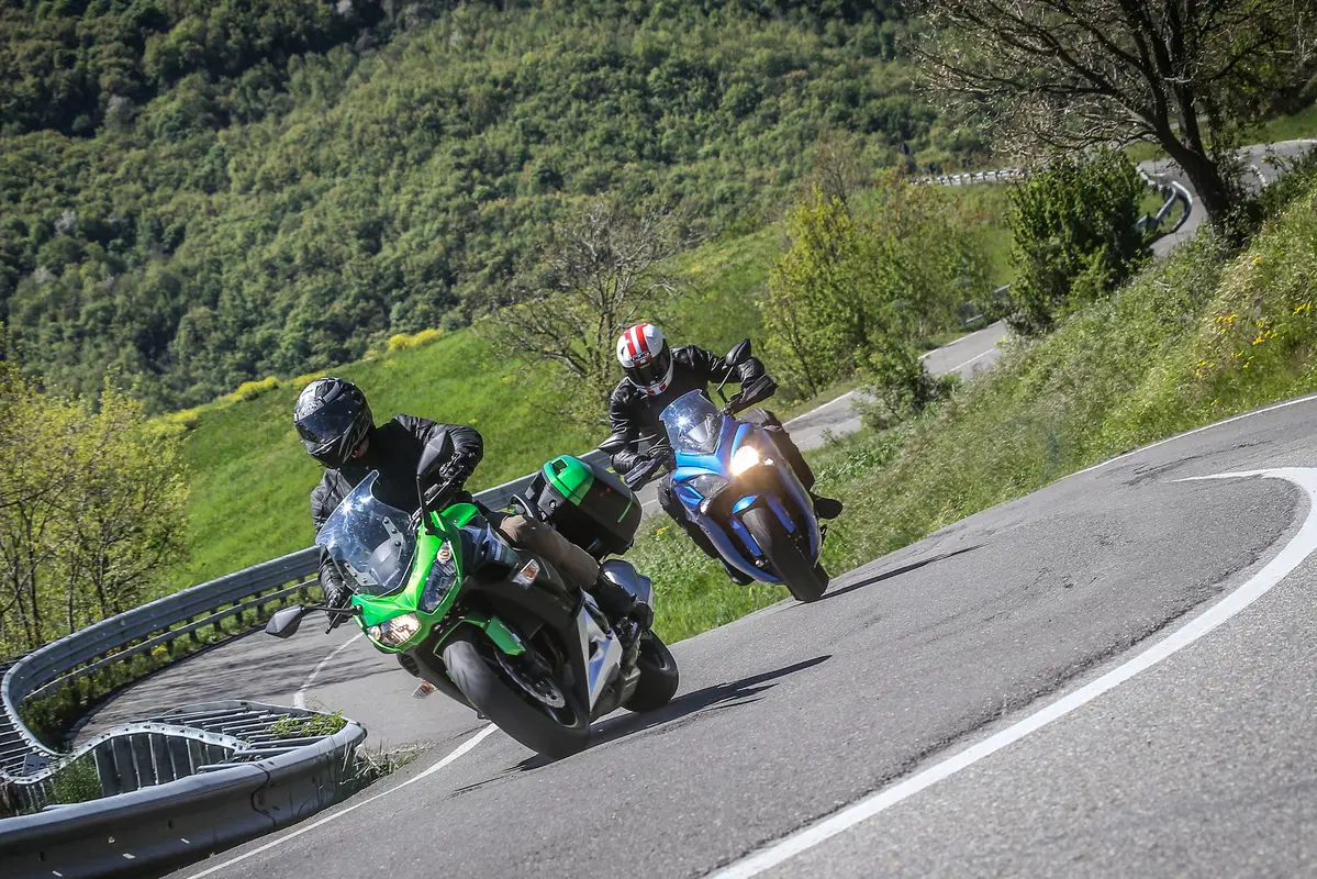 Kawasaki Z1000SX vs. Suzuki GSX-S1000 F (12)