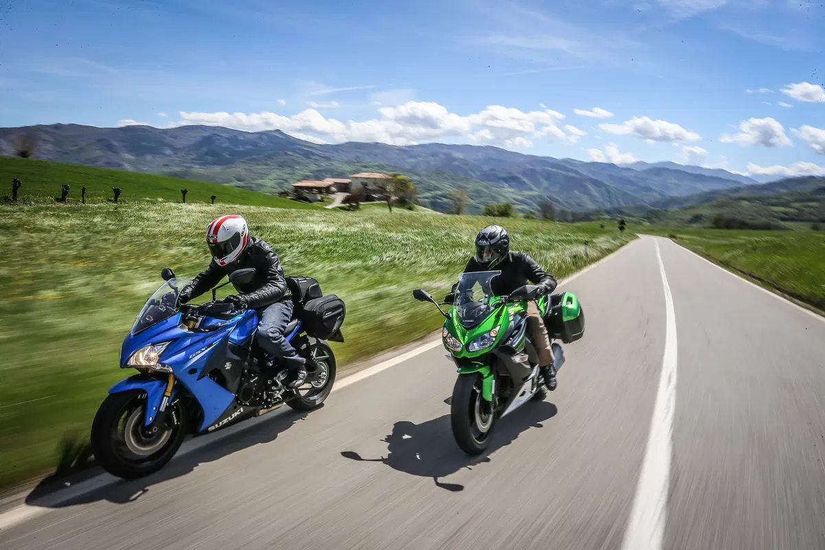 Kawasaki Z1000SX vs. Suzuki GSX-S1000 F (7)