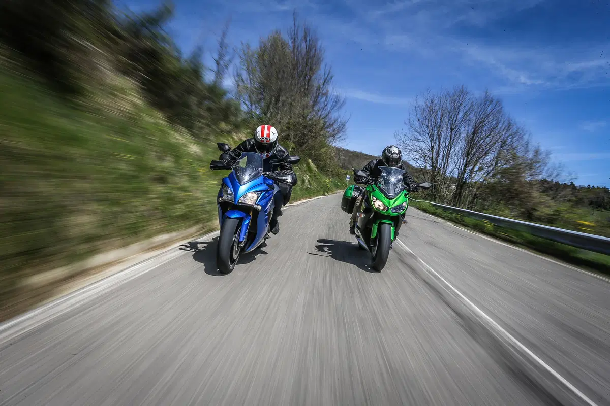 Kawasaki Z1000SX vs. Suzuki GSX-S1000 F (5)