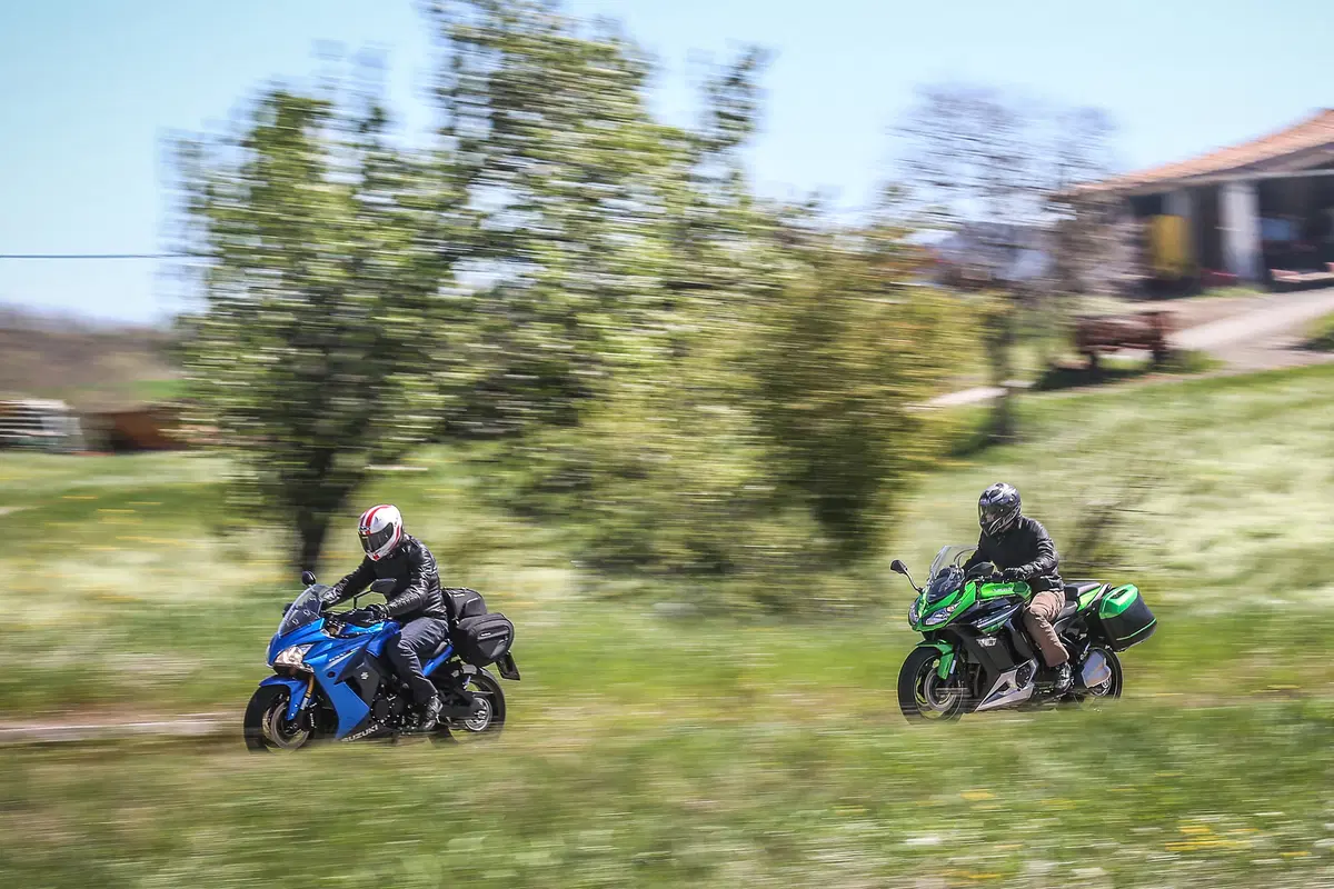 Kawasaki Z1000SX vs. Suzuki GSX-S1000 F (9)