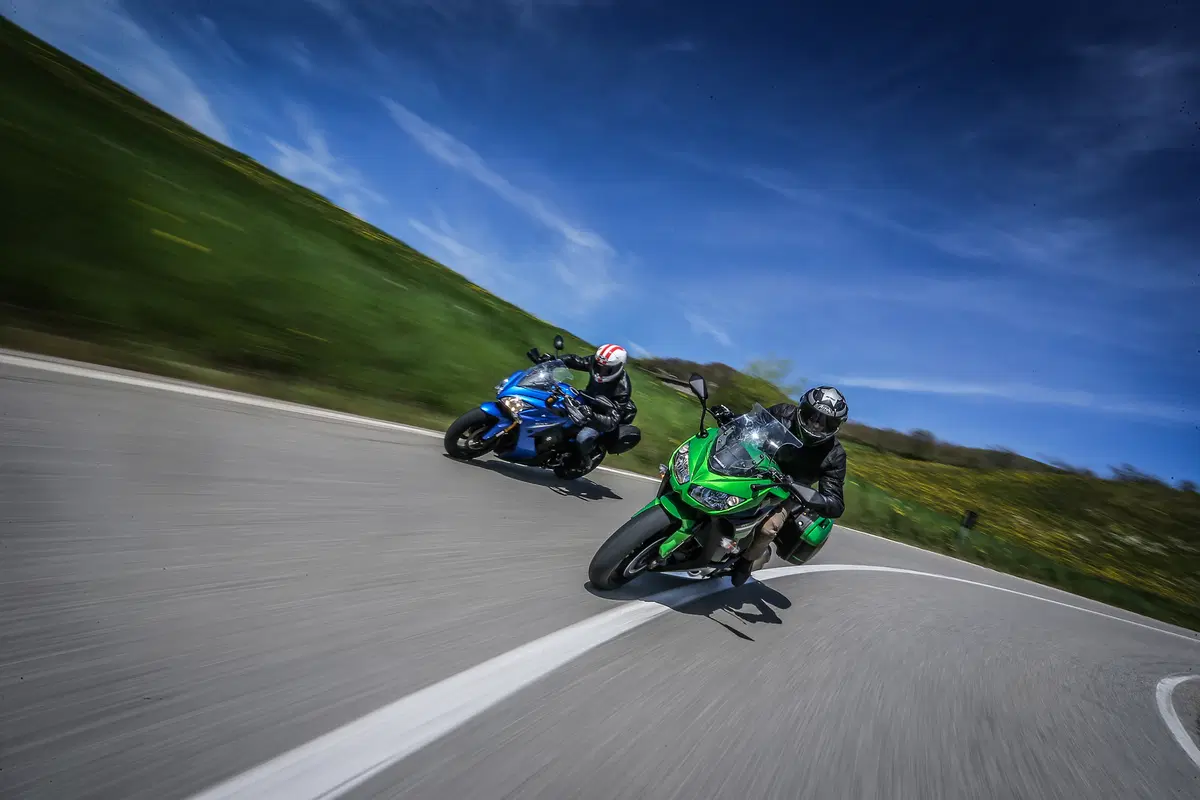 Kawasaki Z1000SX vs. Suzuki GSX-S1000 F (10)