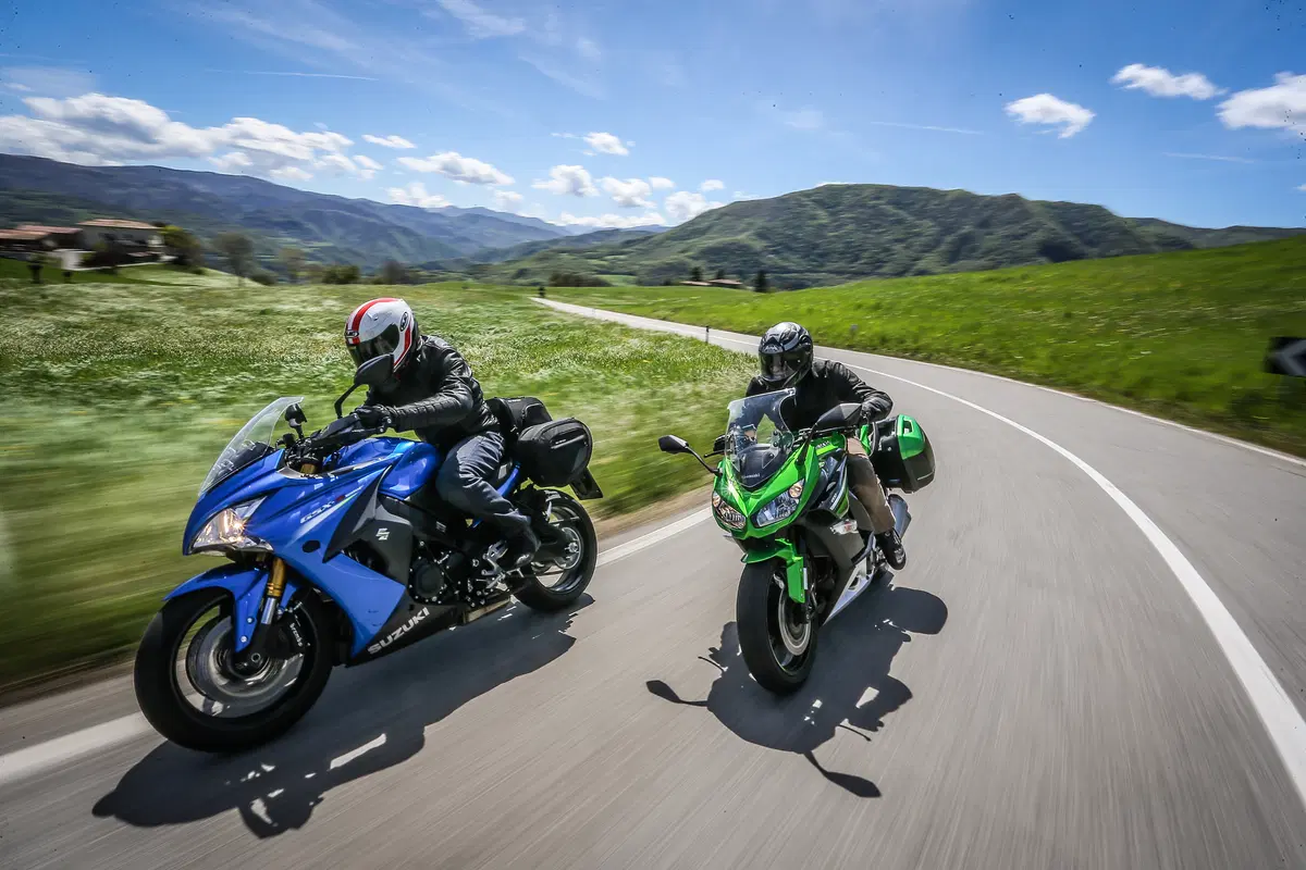 Kawasaki Z1000SX vs. Suzuki GSX-S1000 F (2)