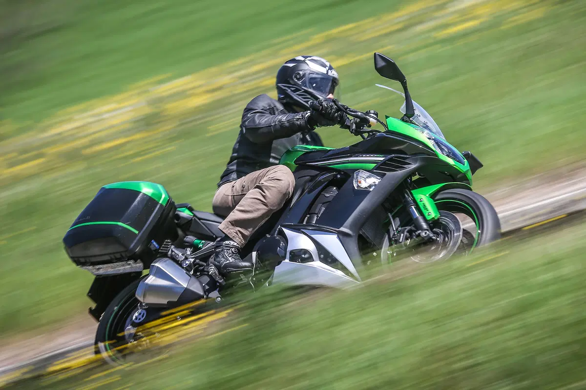 Kawasaki Z1000SX vs. Suzuki GSX-S1000 F (15)
