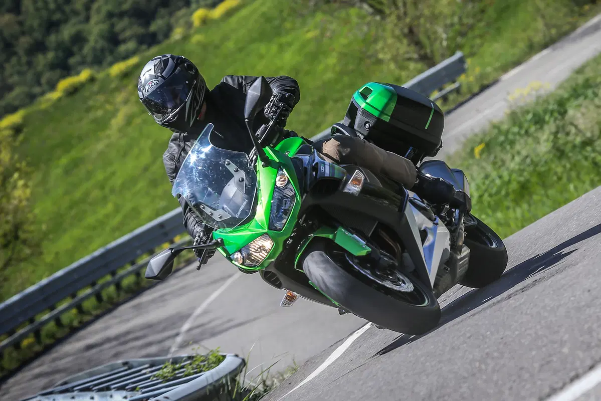 Kawasaki Z1000SX vs. Suzuki GSX-S1000 F (16)