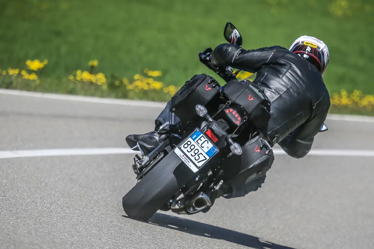 Kawasaki Z1000SX vs. Suzuki GSX-S1000 F (20)