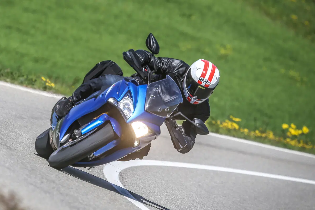 Kawasaki Z1000SX vs. Suzuki GSX-S1000 F (21)