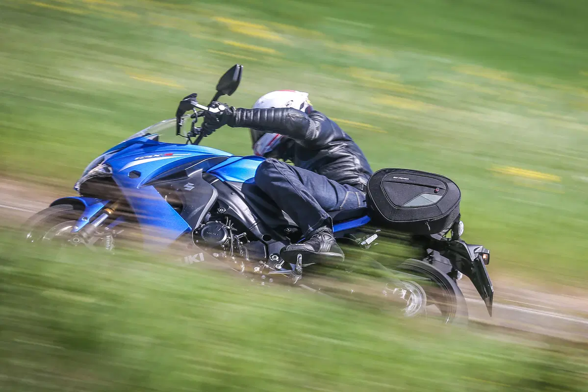Kawasaki Z1000SX vs. Suzuki GSX-S1000 F (19)